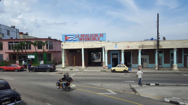 La revolucion es invencible - Cuba